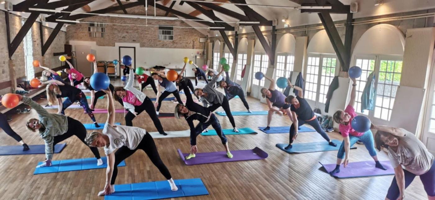 Cours de gym douce en groupe à la MJC de Fleurey-sur-Ouche